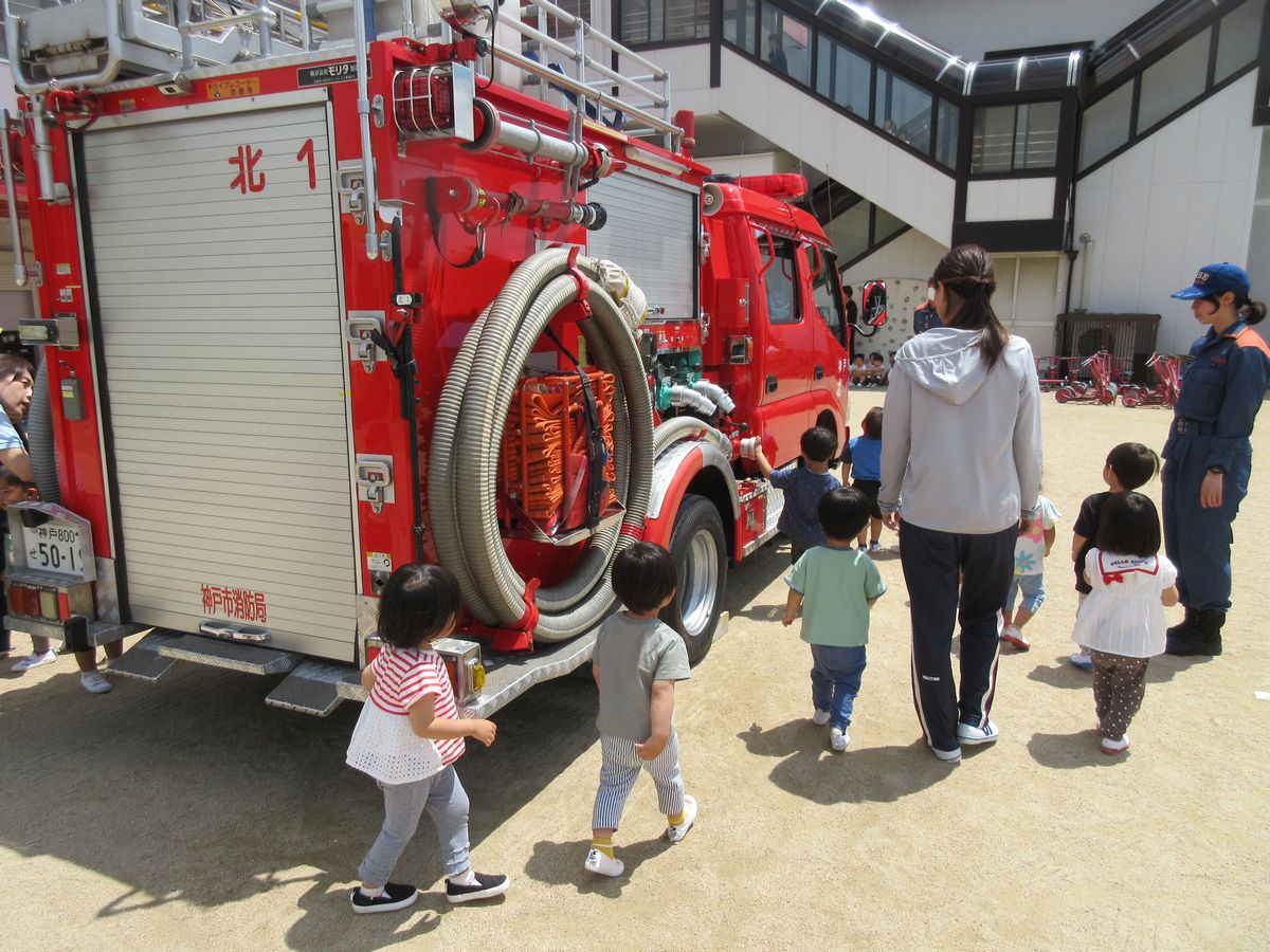 ５．消防車見学 (6)